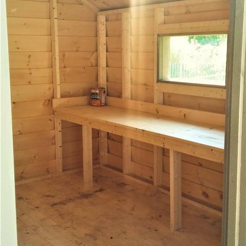 10 x 10 medium classic with a work bench.